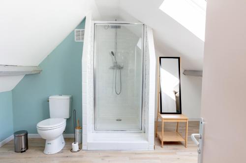 a bathroom with a shower and a toilet at EASYHOME DUNKERQUE in Dunkerque