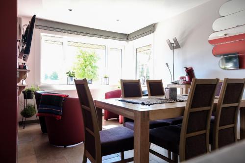 una sala da pranzo con tavolo e sedie in legno di Bed and breakfast Mentari a Gand