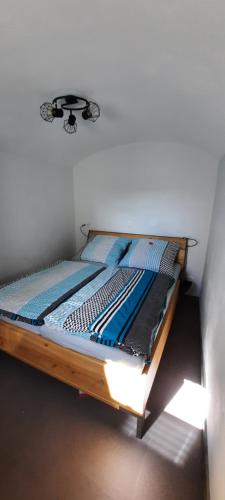 a bed sitting in a corner of a room at Apartment Festung zu Ketghe - Nähe Koblenz in Kettig