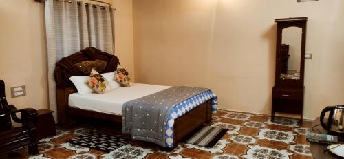a bedroom with a bed and a mirror at Estancia Tranquila's Casa de la Abuela in Puducherry