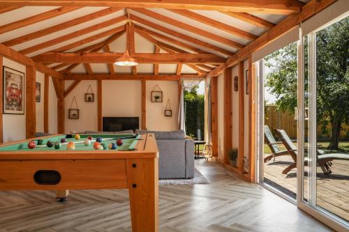 een kamer met een pooltafel in een huis bij The Cabin in Fareham