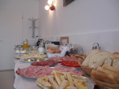 Jedlo v ubytovaní bed & breakfast alebo blízkom okolí