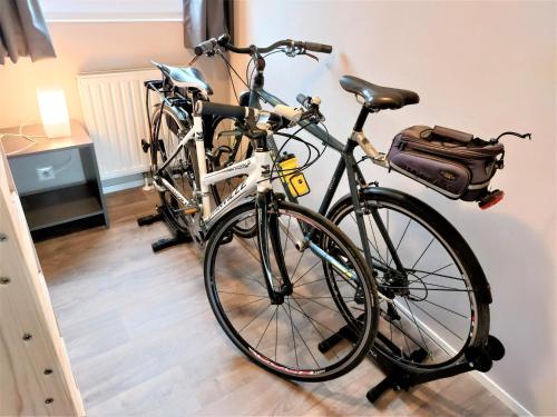 two bikes are parked next to a wall at Luxe cottage met fietsen, airco & infrarood cabine in Knokke-Heist