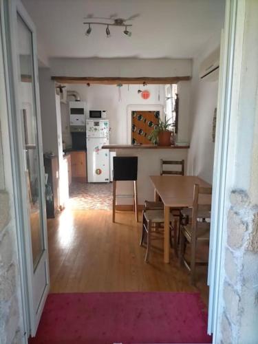 une cuisine et une salle à manger avec une table et une salle à manger dans l'établissement Petite maison très paisible avec jardin à Cournon - Puy de Dôme !, à Le Cendre