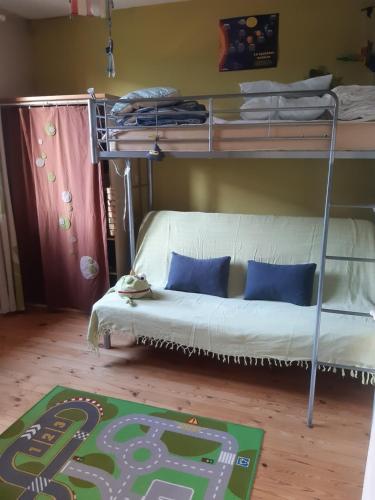 Posteľ alebo postele v izbe v ubytovaní Petite maison très paisible avec jardin à Cournon - Puy de Dôme !