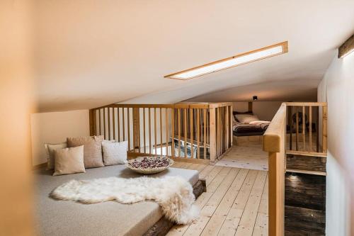 ein Wohnzimmer mit einem Sofa und einem Tisch in der Unterkunft Steinbach Loft in Ulten