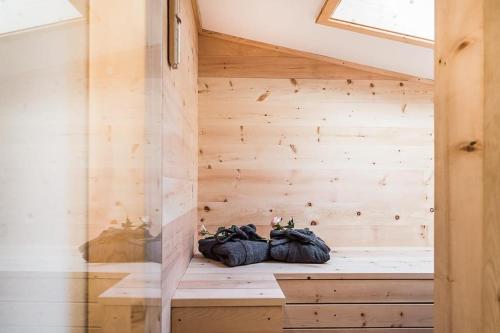 a tiny house with wooden walls and a window at Steinbach Loft in Ultimo