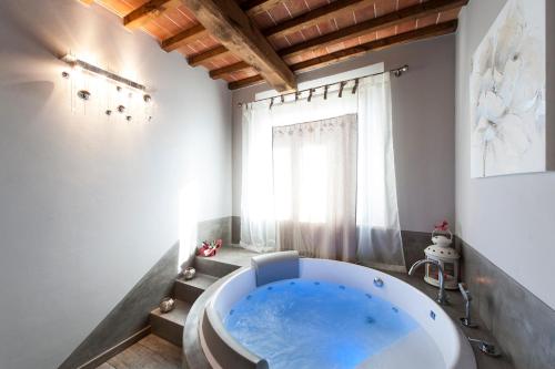 a bathroom with a large bath tub in a room at Agriturismo Belagaggio in Montefollonico