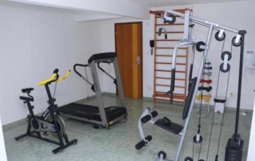 a room with a gym with a treadmill and exercise bikes at Flat bela vista master in Macaé