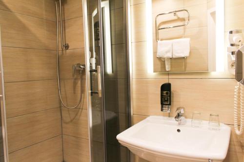 a bathroom with a sink and a shower at Private Comfort STEPHANSPLATZ - SELF CHECK IN in Vienna