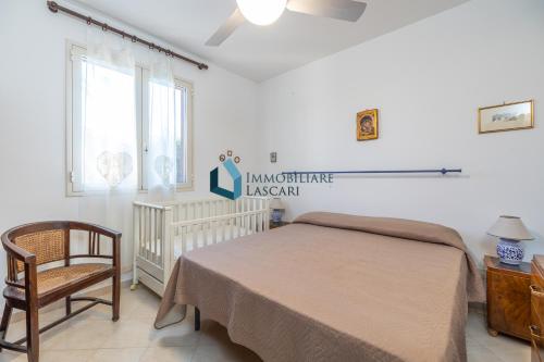 カンポフェリーチェ・ディ・ロッチェッラにあるVilla Limuti con piscina condominialeのベッドルーム1室(ベッド1台、椅子、窓付)