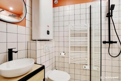 łazienka z toaletą, umywalką i prysznicem w obiekcie Cosy apartment - 1BR-4P - Sentier w Paryżu