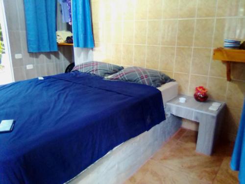 Ένα ή περισσότερα κρεβάτια σε δωμάτιο στο Maison du Bonheur costaricienne sur la plage avec bassin de rafraichissement