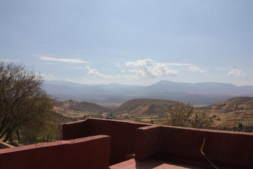 vistas a un valle con montañas a lo lejos en Dar El mokhtar Ighazran en Ahermoumou