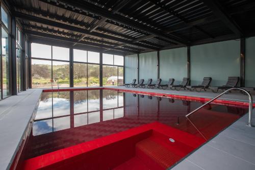 una gran piscina con bañera roja en un edificio en Hotel Boutique BC Wine Casablanca en Casablanca