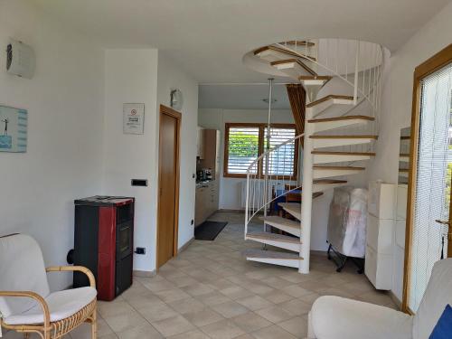 eine Wendeltreppe in einem Zimmer mit einem Wohnzimmer in der Unterkunft Bed & Breakfast Valtellina in Castione Andevenno