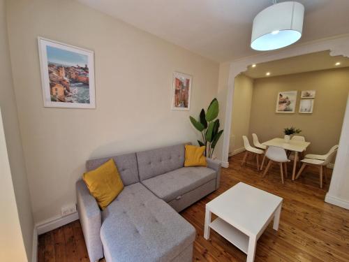 - un salon avec un canapé et une table dans l'établissement 135B2 Precioso Apartamento en Playa San Lorenzo, à Gijón