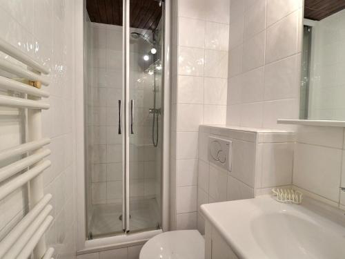 une salle de bain avec une douche, des toilettes et un lavabo dans l'établissement Studio skis aux pieds, bien équipé avec Wi-Fi – Les Allues - FR-1-182-42, à Méribel