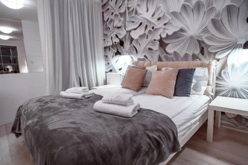 1 dormitorio con 1 cama grande y toallas. en CLASSY APARTMENTS - Gdańsk - Widok z Wyspy en Gdansk