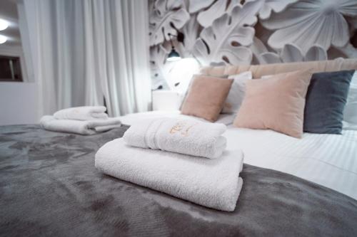 a hotel room with towels on a bed at CLASSY APARTMENTS - Gdańsk - Widok z Wyspy in Gdańsk