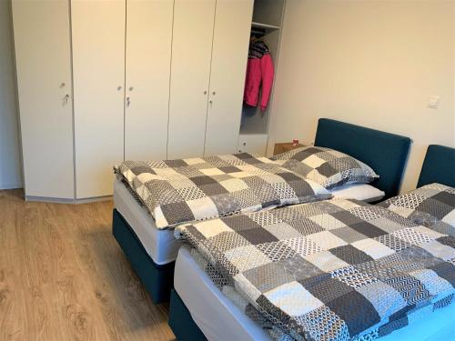 duas camas sentadas uma ao lado da outra num quarto em Ferienhaus direkt am Diemelsee-Heringhausen-Willingen-Toplage-Sauna-3 Schlafzimmer-2 Terrassen-109 qm-incl Wäsche em Diemelsee