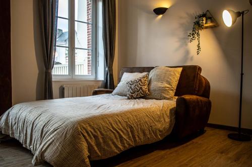 Schlafzimmer mit einem Bett und einem Fenster in der Unterkunft Appartement Cosy Au Sein De La Venise Normande in Pont-Audemer