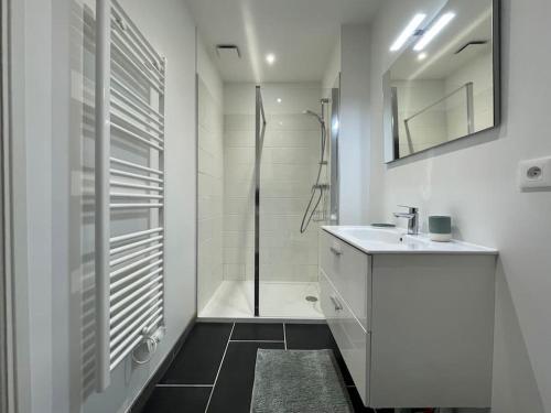 uma casa de banho branca com um lavatório e um chuveiro em Le logis BAYA - WEEKEND & HOLIDAY - WIFI & TV em Saint-Vigor-le-Grand