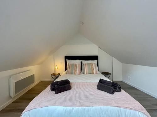 um quarto com uma cama grande com dois sacos em Le logis BAYA - WEEKEND & HOLIDAY - WIFI & TV em Saint-Vigor-le-Grand