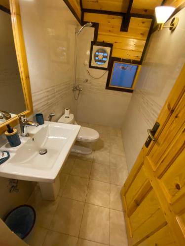 a bathroom with a sink and a toilet at أكواخ ريف الطائف in As Sayl aş Şaghīr