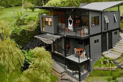 uma vista aérea de uma casa com uma varanda em Entre Bambus 1 em Pereira