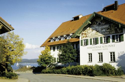 a building with a sign on the front of it at Seeresidenz Alte Post in Seeshaupt