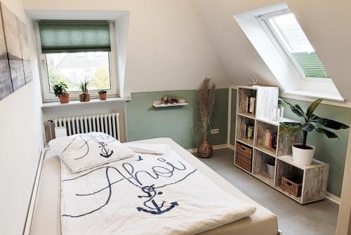 - une petite chambre avec un lit et une fenêtre dans l'établissement Wohnung zwischen Nord- und Ostsee mit Fitnessraum, à Ostenfeld