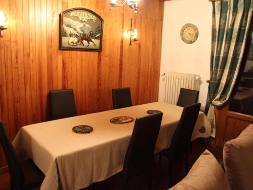 une salle à manger avec une table, des chaises et une photo sur le mur dans l'établissement Charmant 3 pièces au Crêt du Merle, La Clusaz - FR-1-459-43, à La Clusaz