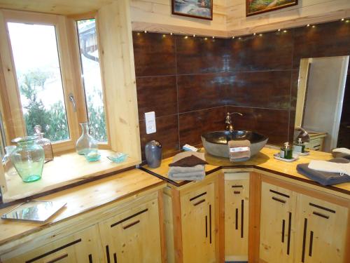 cocina con fregadero y encimera de madera en L'Eterlou Chambres d'Hote, en Albertville