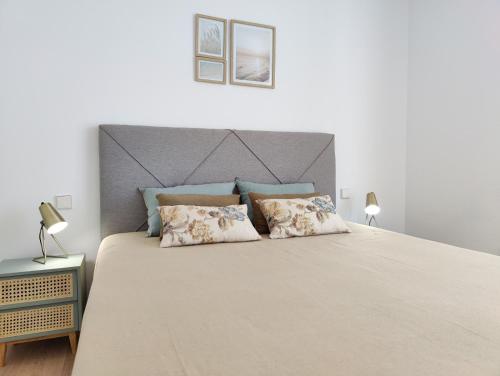 sypialnia z dużym łóżkiem i dwiema poduszkami w obiekcie Allonbay Beach & Nature SPA Apartment w mieście Villajoyosa