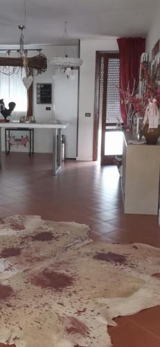 een woonkamer met een keuken en een tafel bij Charlotte room in Bassano del Grappa