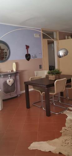 een woonkamer met een tafel en stoelen bij Charlotte room in Bassano del Grappa