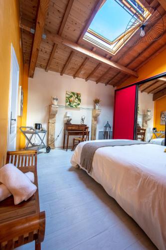 1 dormitorio con 1 cama grande y tragaluz en Ô FIL DE L ISLE, en Savignac-sur-lʼIsle