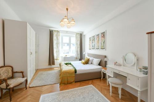 Luxury 3bedrs 2baths Apartment by Old Town Square