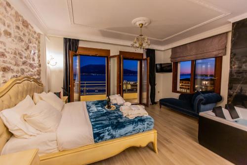 una camera con letto, divano e finestre di Vip Lepanto Port Suites a Nafpaktos