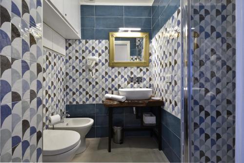 アグローポリにあるFrizzo Houseのバスルーム(洗面台、トイレ、鏡付)