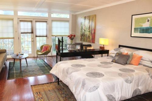 ein Schlafzimmer mit einem großen Bett und einem Klavier in der Unterkunft Cottage at Mulberry in Atlanta