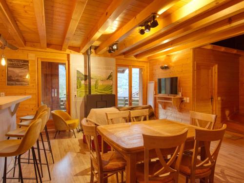 une salle à manger avec une table et des chaises en bois dans l'établissement Appartement rénové au cœur de Morillon, 3 chambres, 8 pers, proche Grand Massif et Lac Bleu, Wi-Fi - FR-1-642-76, à Morillon