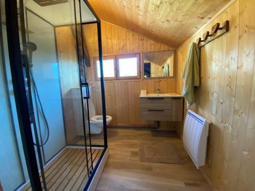 une salle de bain avec une douche en verre et des toilettes dans l'établissement Appartement rénové au cœur de Morillon, 3 chambres, 8 pers, proche Grand Massif et Lac Bleu, Wi-Fi - FR-1-642-76, à Morillon