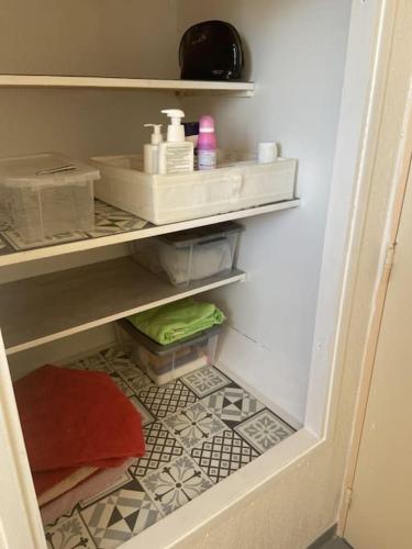 un placard ouvert avec des serviettes et un sol dans l'établissement Villa L'Occitane, à Calvisson