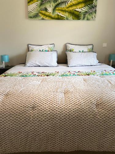 Una cama o camas en una habitación de Meherio - Bel Appartement vue mer à TAHITI