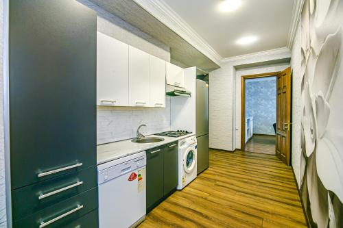 una cucina con lavello e fornello forno superiore di Leylek Sweet 3 Bedroom a Baku