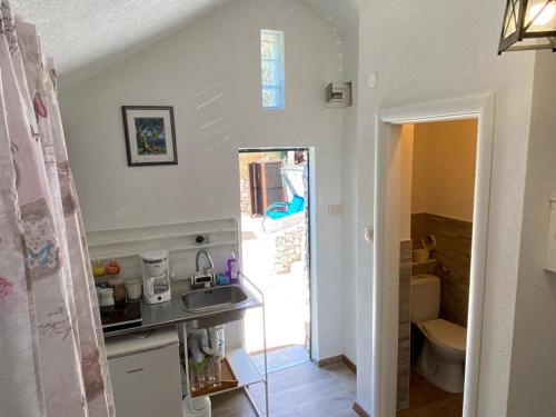 eine kleine Küche mit Spüle und Toilette in der Unterkunft Villa Ana in Sevid