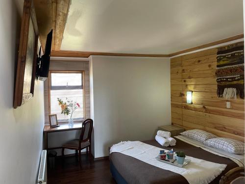 um quarto com uma cama e uma secretária com uma cadeira em 4 Habitación Privada Cama Matrimonial em Puerto Varas