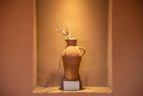 a vase sitting on a shelf in a wall at Hotel Pat'ta Hoiri in San Pedro de Atacama